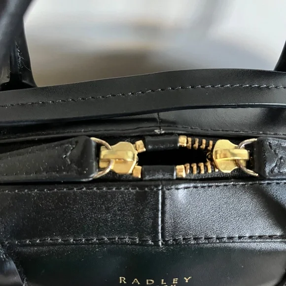 Radley London like new condition real leather black crossbody or shoulder bag - Picture 5 of 11